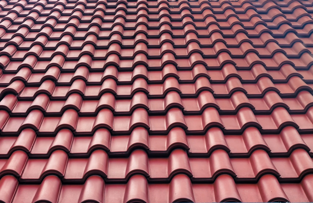 Malowanie dachów – ceramiczne czerwone dachówki na dachu